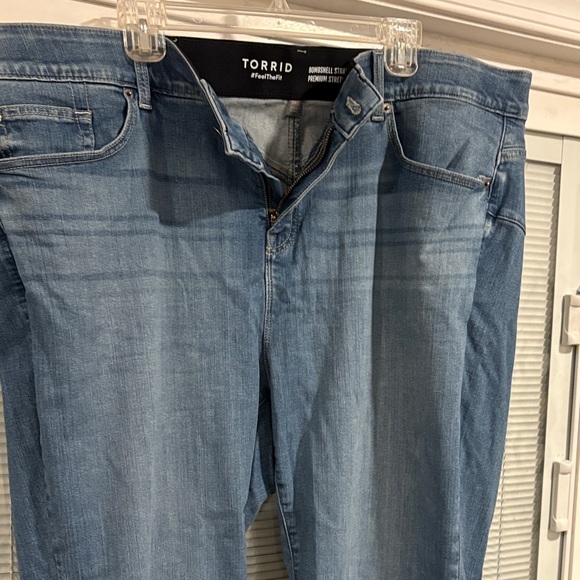 Torrid Bombshell Stretch Blue Jeans - Picture 3 of 4
